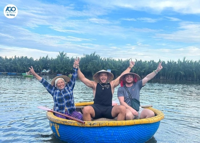 Du khách trải nghiệm múa thúng tại rừng dừa trong tour 3 ngày 2 đêm